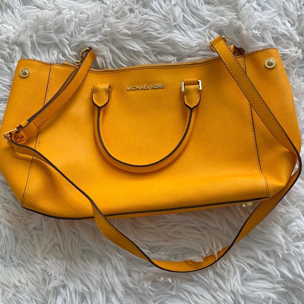 Never used beautiful Michael Kors bag with strap.
